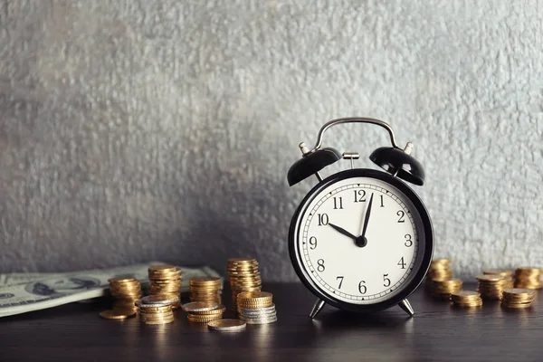 Годинник нагадування і гроші — стокове фото
