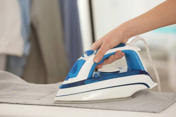 Vrouw strijken kleding — Stockfoto