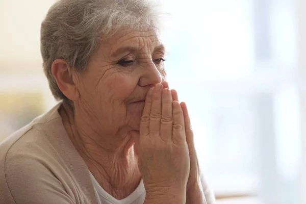 Pregare donna anziana — Foto Stock