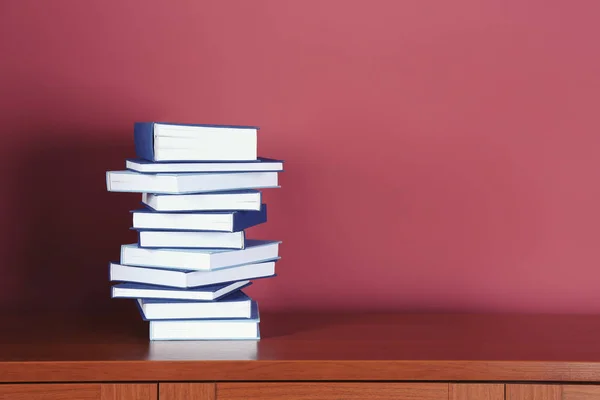 Pila de libros sobre mesa de madera —  Fotos de Stock