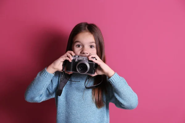 Dziewczynka z rocznika kamery — Zdjęcie stockowe