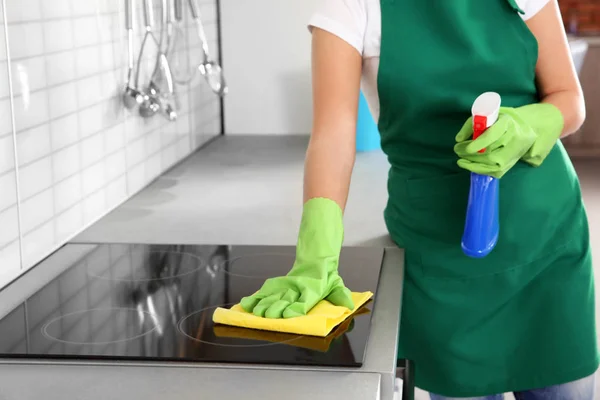 Mulher de limpeza fogão — Fotografia de Stock
