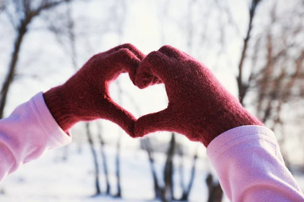 Las manos femeninas en forma de corazón de amor — Foto de Stock