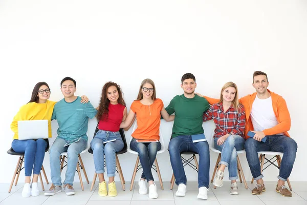 Grup kitap ve becerikli alet ile insan  