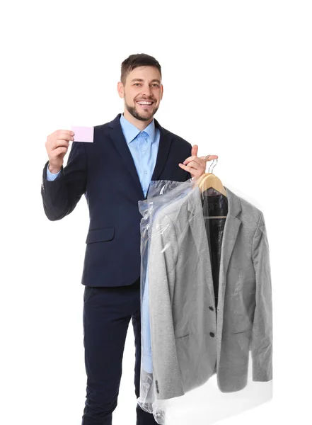 Gelukkig man houden jas in plastic draagtas op witte achtergrond — Stockfoto