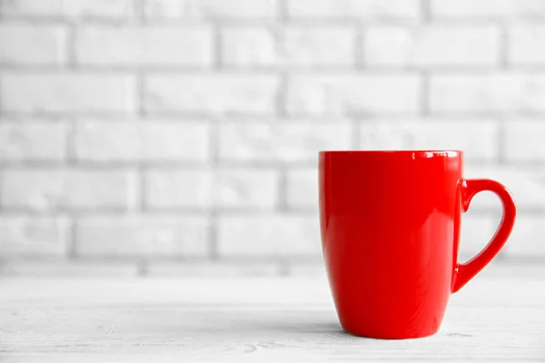 Röd kopp på bord — Stockfoto