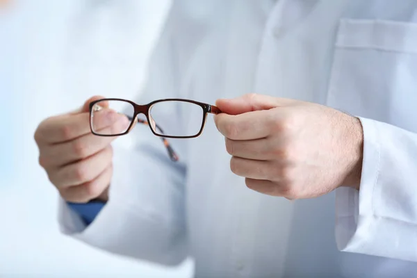 Mani del medico che tengono gli occhiali — Foto Stock