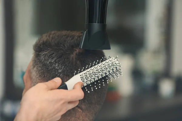 Peluquero haciendo moderno peinado masculino — Foto de Stock