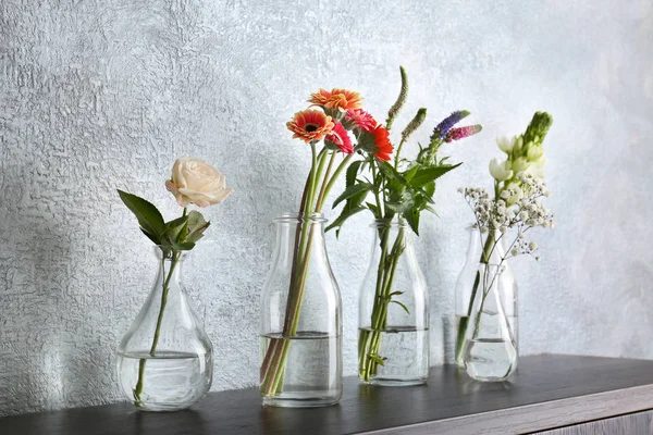 Cam vazo içinde güzel çiçekler — Stok fotoğraf