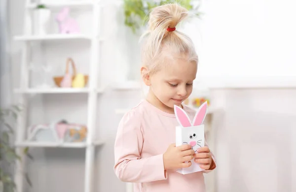 Girl holding Easter gift box — Stock Photo, Image