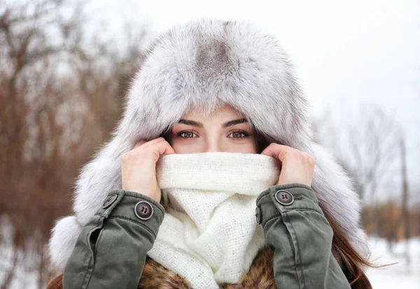 Jeune belle femme couvrant le visage avec écharpe dans le parc d'hiver — Photo