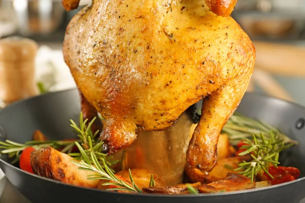 Grilled beer can chicken — Stock Photo, Image