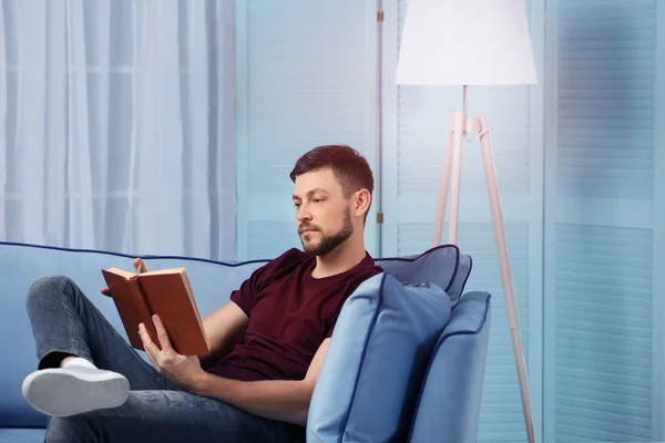 Young man reading book — Stock Photo, Image