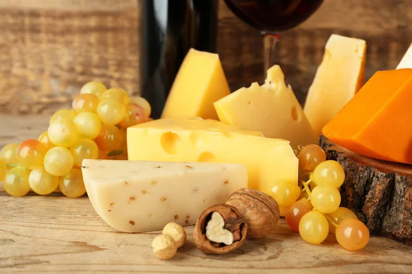 Stump with variety of cheese — Stock Photo, Image