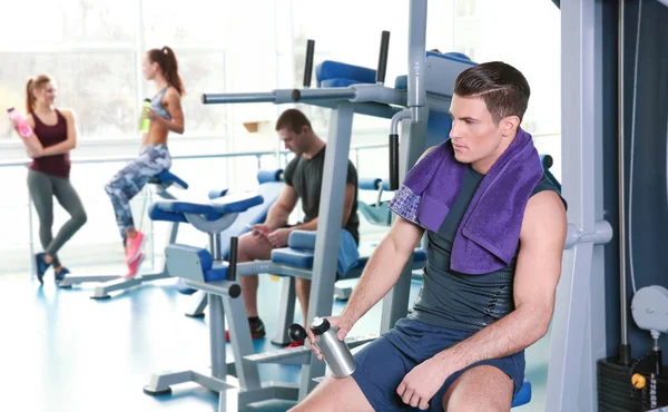 Jeune Homme Beau Avec Bouteille Dans Salle Gym — Photo