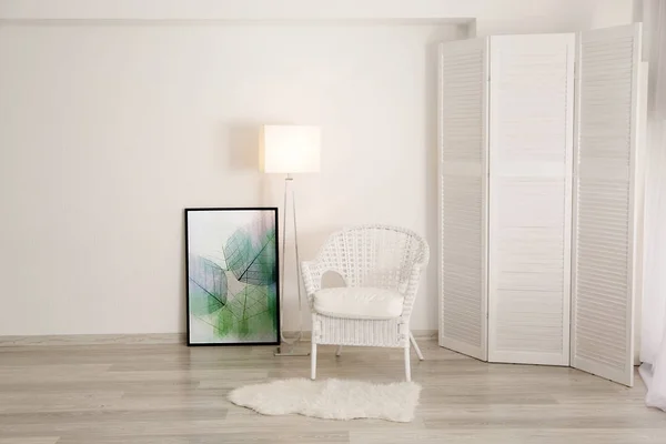 Інтер'єр красивої кімнати зі складним екраном і кріслом — стокове фото