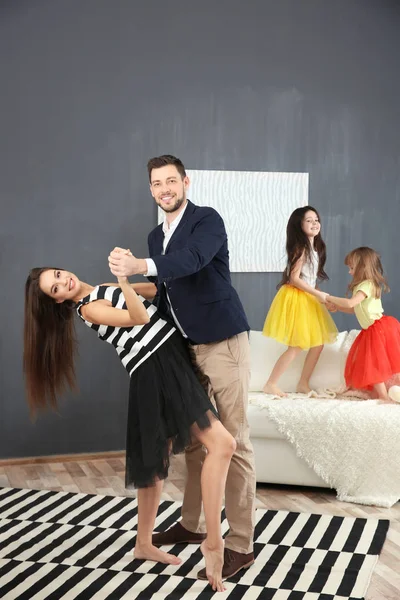 Alegre Familia Bailando Habitación — Foto de Stock