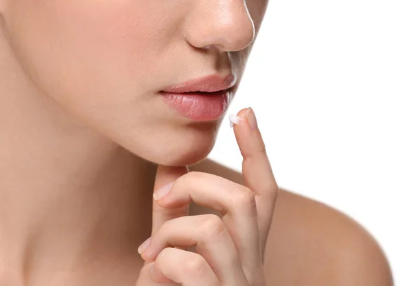 Mujer aplicando crema en los labios — Foto de Stock