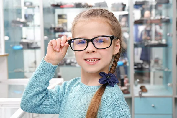 Маленькая девочка в новых очках — стоковое фото