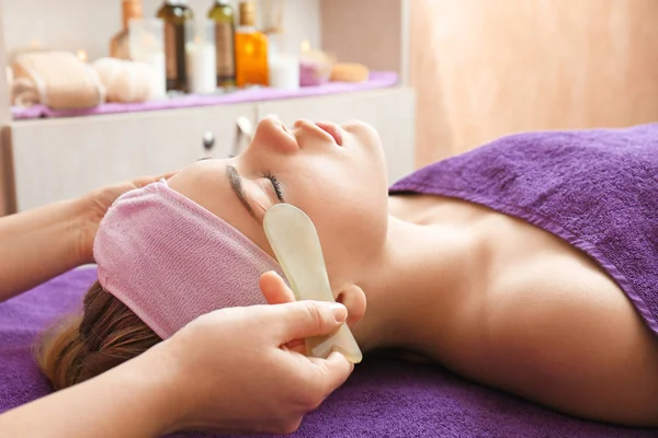 Gezicht Massage Met Jade Stenen Spa Centrum — Stockfoto