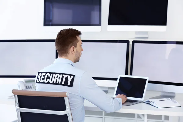 Guapo guardia de seguridad en la sala de vigilancia — Foto de Stock