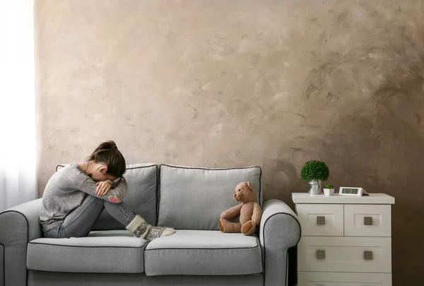 Little Girl Toy Bear Sofa Room — Stock Photo, Image