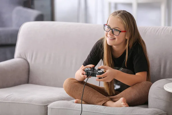 Teenager spielt Videospiel — Stockfoto