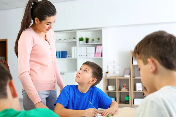 Kvinnlig lärare genomför lektion i klassrummet — Stockfoto