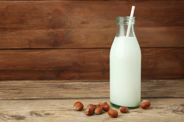 Botella de leche con paja — Foto de Stock