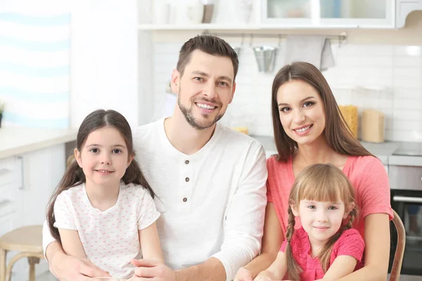 Lycklig Familj Köket Hemma — Stockfoto