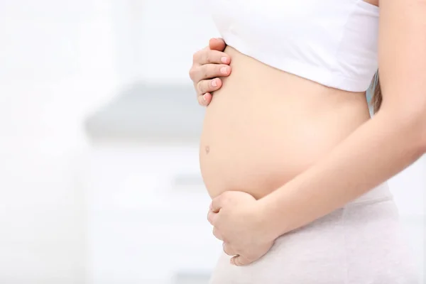 Donna incinta su luce — Foto Stock