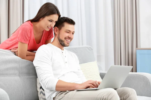 Jeune Couple Avec Ordinateur Portable Dans Chambre — Photo