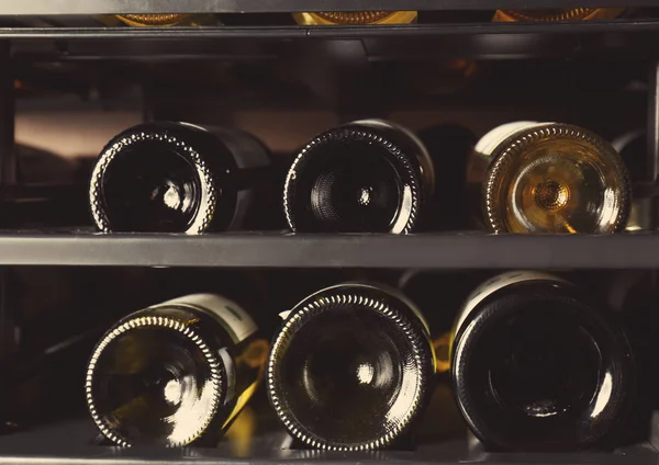 Scaffale con bottiglie di vino — Foto Stock