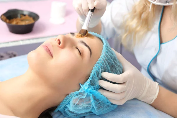 Woman having beauty treatments — Stock Photo, Image