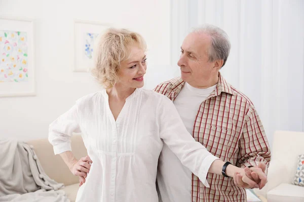 Feliz pareja de ancianos bailando en casa — Foto de Stock