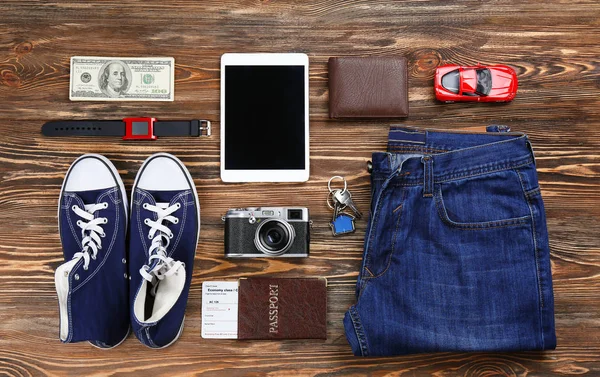 Reizigers accessoires op tafel — Stockfoto