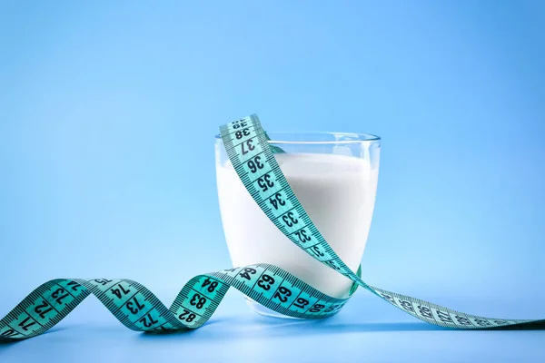 Vaso de leche con centímetro —  Fotos de Stock