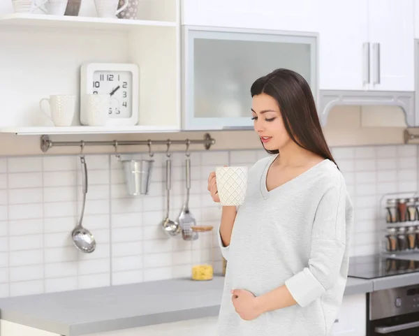 Hermosa mujer embarazada en la cocina — Foto de Stock