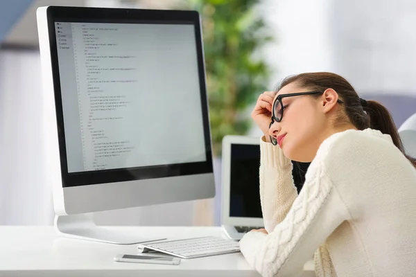 Programador trabajando en la oficina — Foto de Stock