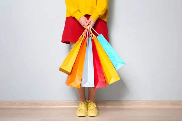 Donna con shopping bags — Foto Stock