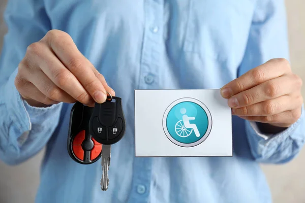 Žena drží klíče od auta a karty — Stock fotografie