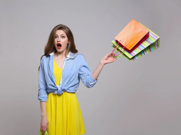 Mujer con bolsas de papel — Foto de Stock