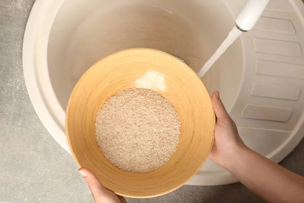 Mujer enjuagando arroz —  Fotos de Stock