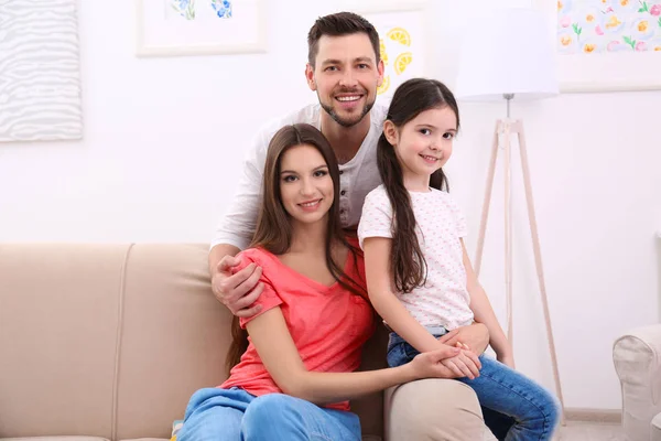 Família Feliz Sofá Casa — Fotografia de Stock