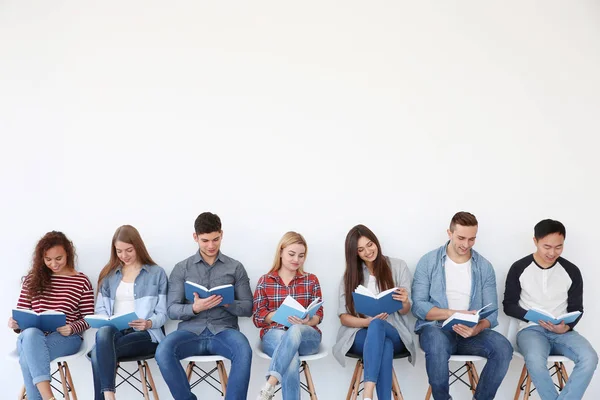 Grupo de personas leyendo libros — Foto de Stock