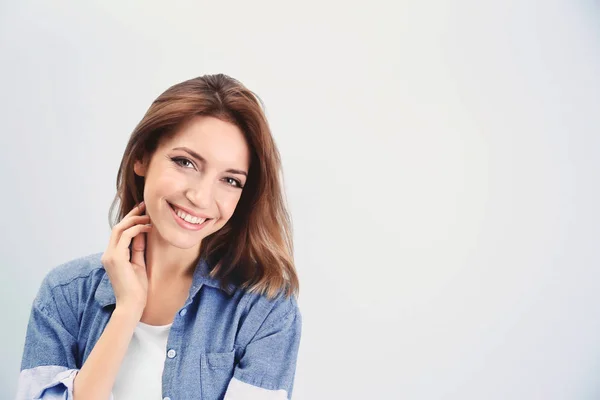 Jovem mulher bonita — Fotografia de Stock