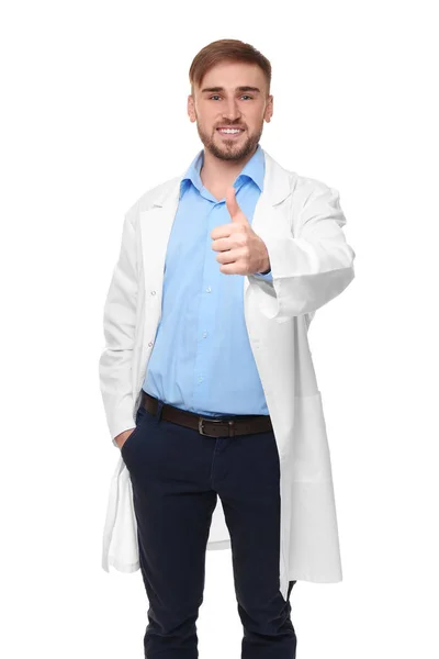 Médico bonito mostrando o polegar para cima — Fotografia de Stock