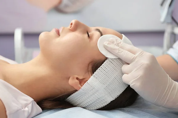 Woman having beauty treatments — Stock Photo, Image