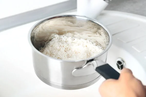 Mujer enjuagando arroz —  Fotos de Stock