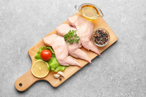 Asas de frango cru com especiarias — Fotografia de Stock